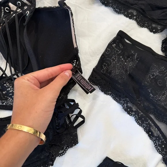 VS Elegant Black Lace Lingerie Set - Picture 8 of 12
